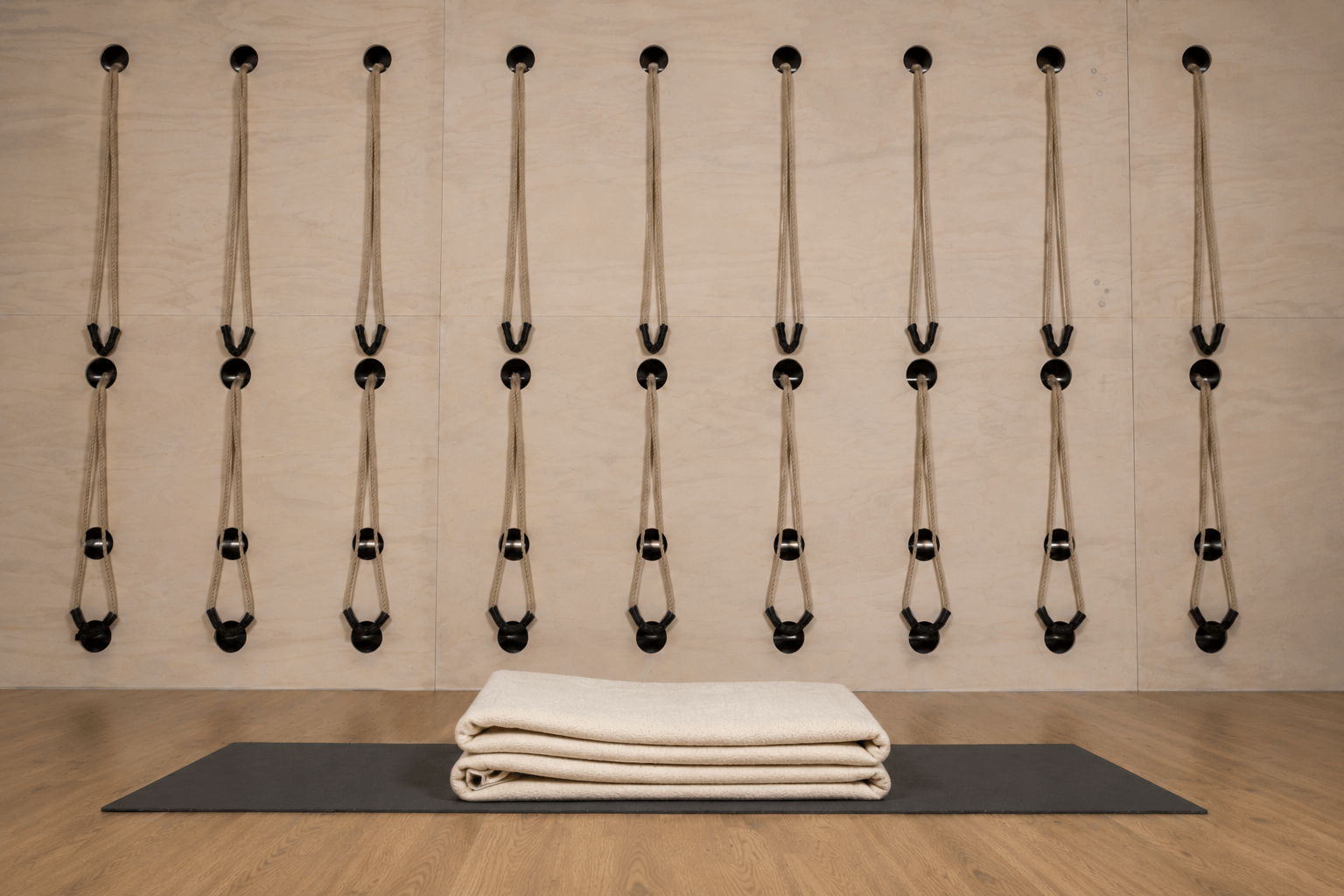 Opgevouwen dekens klaargelegd voor de schouderstand (Sarvangasana) in de studio van Elke dag yoga in Alphen aan den Rijn