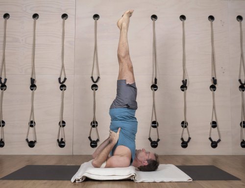 Schouderstand (Sarvangasana): waarom wij altijd een schouderstand blok of dekens gebruiken