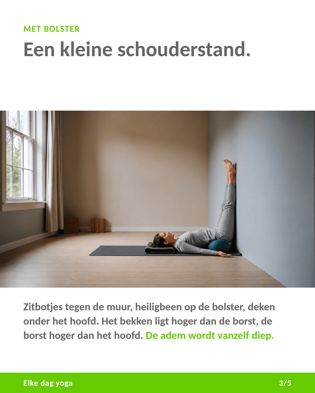 Benen tegen de muur met bolster: vrouw ligt met de zitbotjes tegen de muur en het heiligbeen op een bolster, deken onder het hoofd