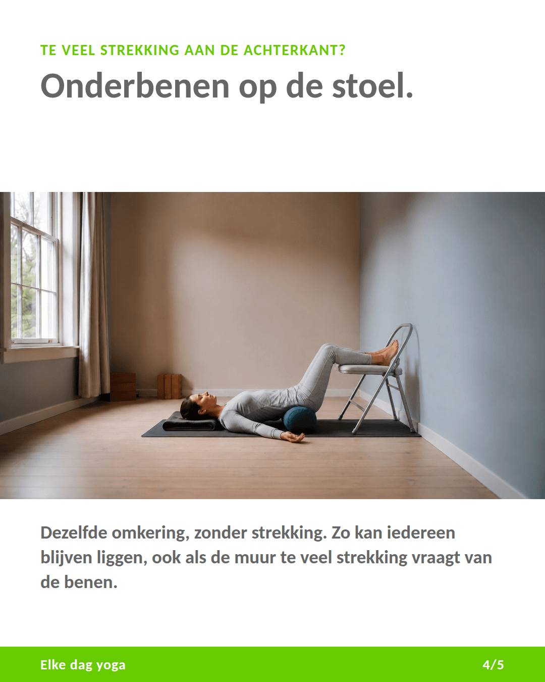 Vrouw ligt met het heiligbeen op een bolster en de onderbenen op een stoel, dezelfde omkering zonder strekking van de benen