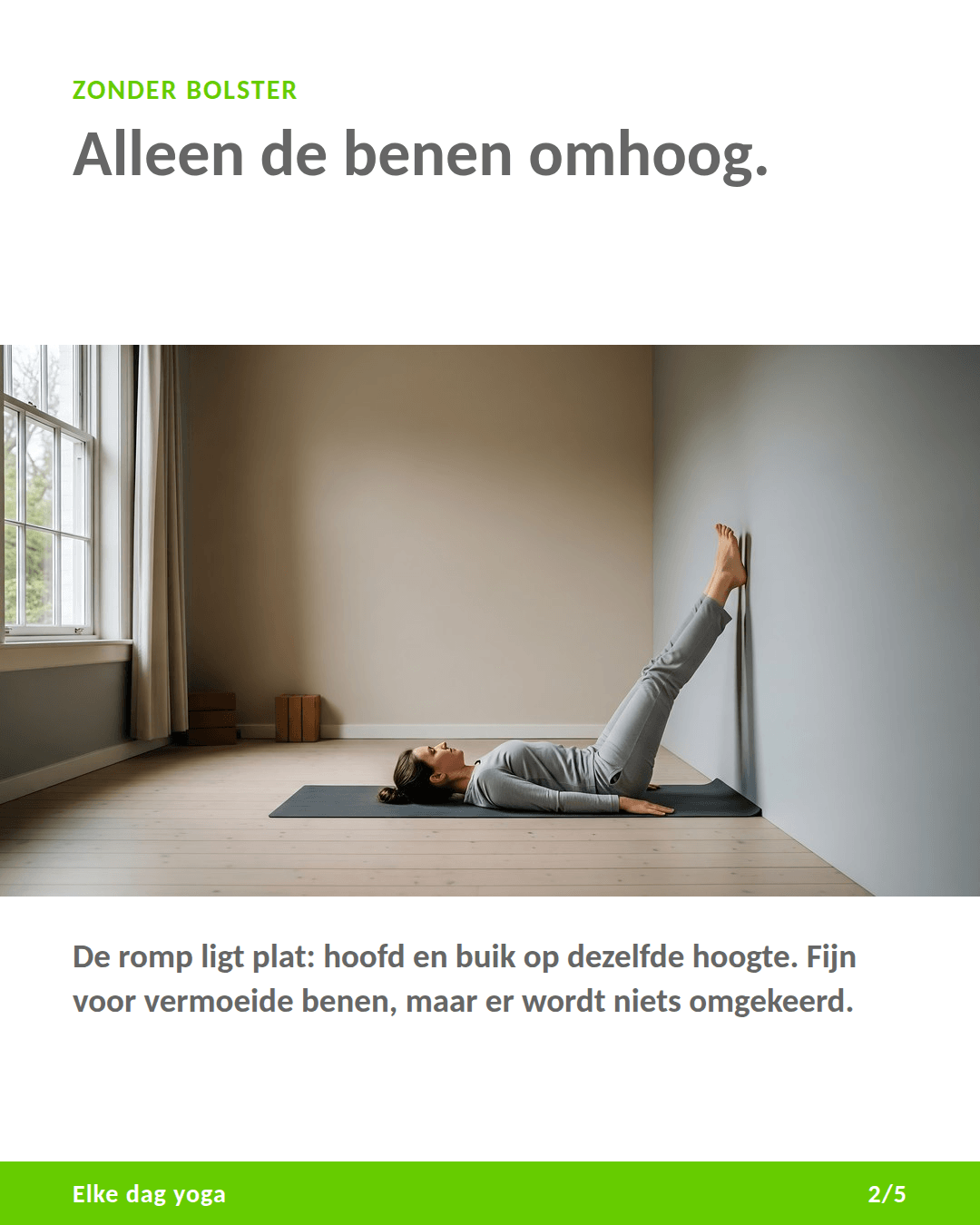 Benen tegen de muur zonder bolster: vrouw ligt plat op haar rug met de benen gestrekt tegen de muur, hoofd en buik op dezelfde hoogte